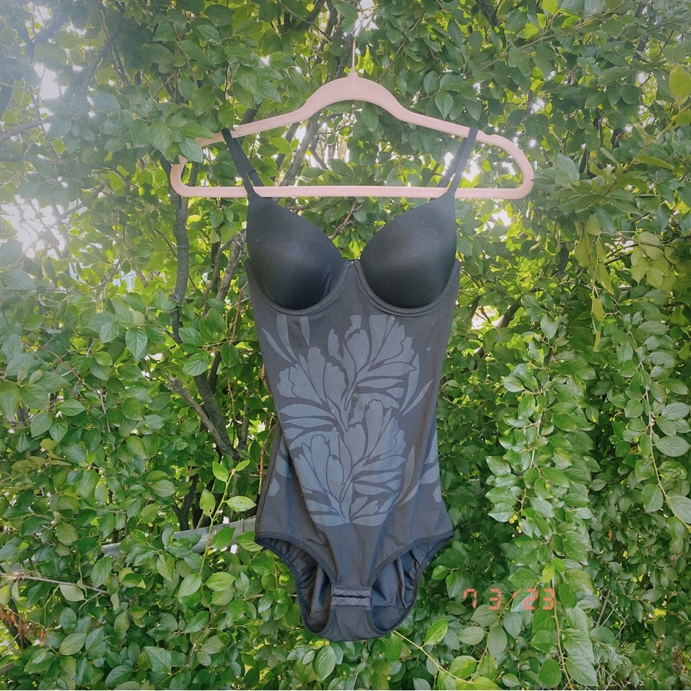 🌼 4 for $40 Flower Bundle Sale 🌼 Maidenform Bodysuit Shaper - Size S/M